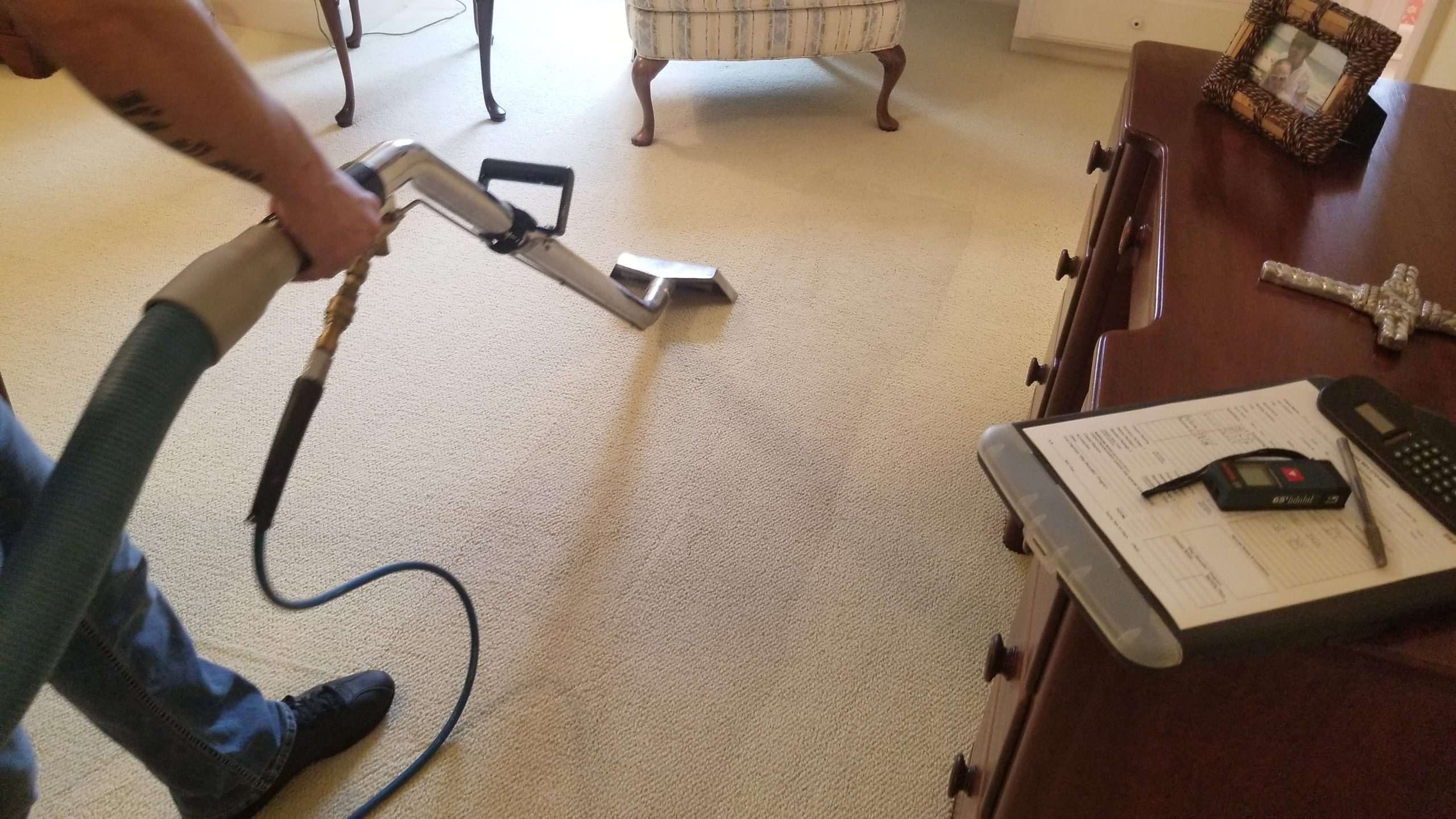 Hydra Clean technician professionally extracting residential carpet